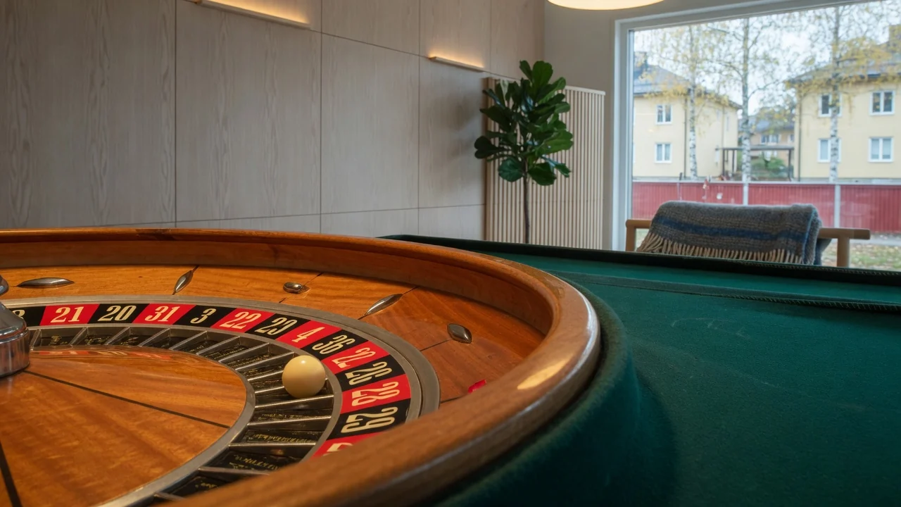 Roulettbord med hjul och kula i en modern svensk casinomiljö